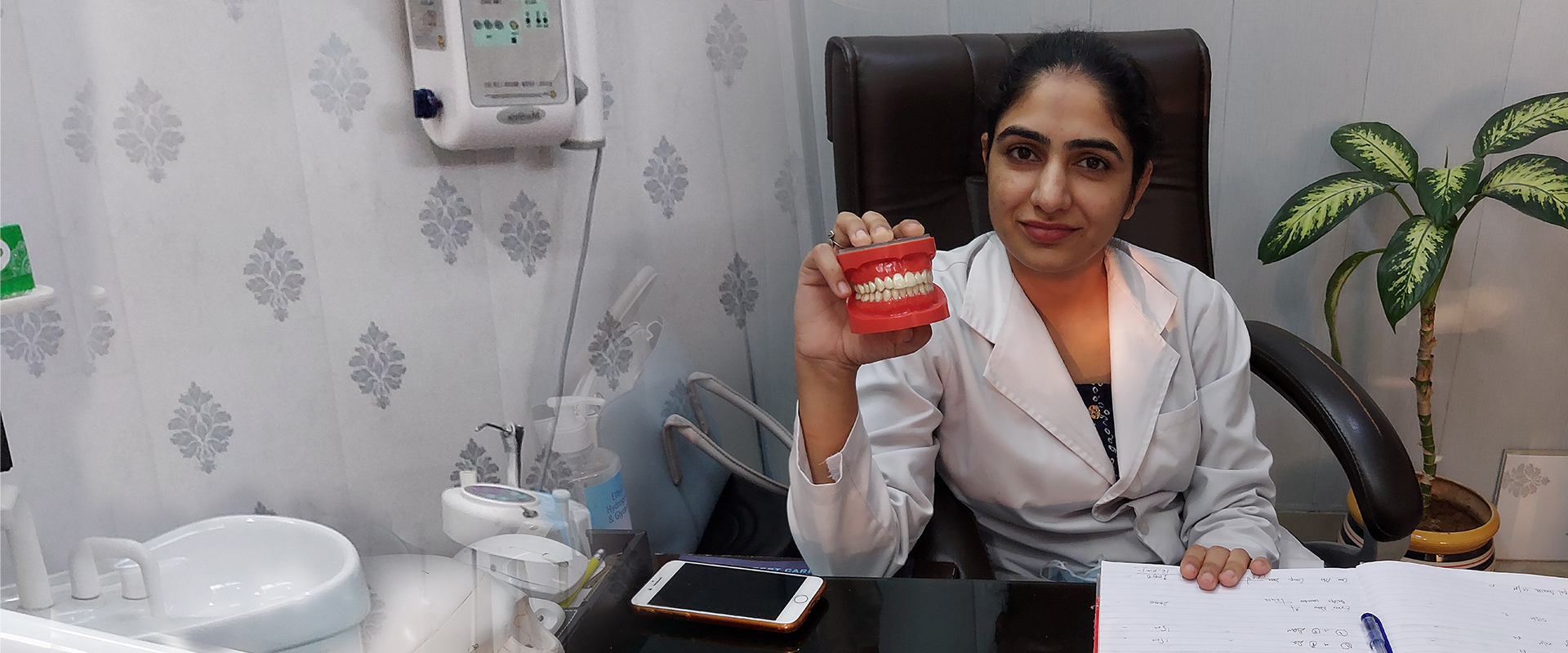 https://dentistgurugram.com/wp-content/uploads/2021/10/Header-c-copy1.jpg